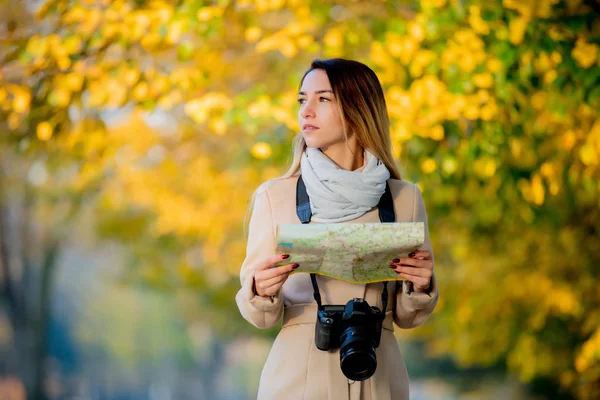 Jeune Fille Avec Carte Caméra Recherche Chemin Sur Rue — Photo