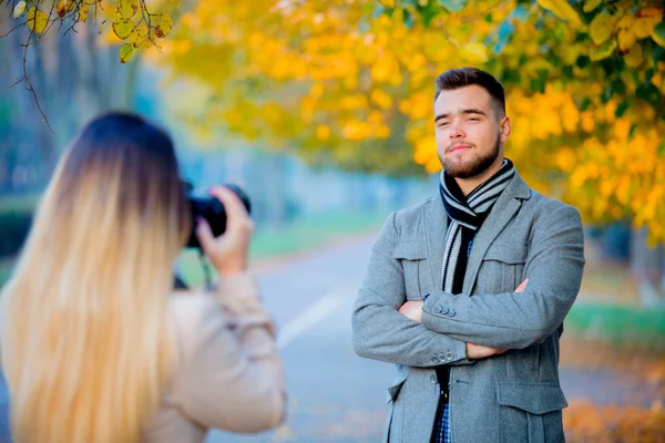 Mladý Fotograf Kamerou Model Podzimní Sezóně Venkovní — Stock fotografie