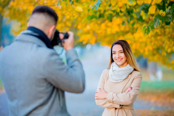 Młody Fotograf Kamerą Modelem Sezonie Jesiennym Odkryty — Zdjęcie stockowe