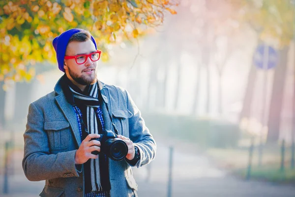 Άνθρωπος Φωτογραφική Μηχανή Και Ποτήρια Καπέλο Στο Σοκάκι Του Φθινοπώρου — Φωτογραφία Αρχείου