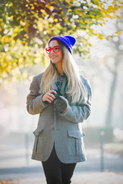 Junges Mädchen Mit Brille Und Hut Mit Kamera Auf Der — Stockfoto