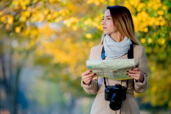 Mladá Dívka Mapou Kamera Tak Ulici — Stock fotografie