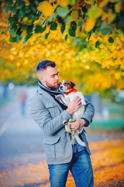 Jonge Man Met Hond Wandelen Herfst Seizoen Alley — Stockfoto