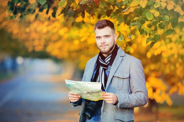 Jovem Turista Com Mapa Câmera Procura Caminho Uma Rua — Fotografia de Stock