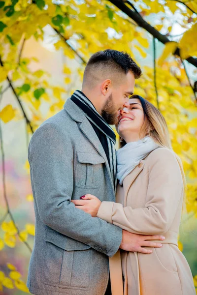 Young Couple Autumn Season Alley Fall Season — Stock Photo, Image