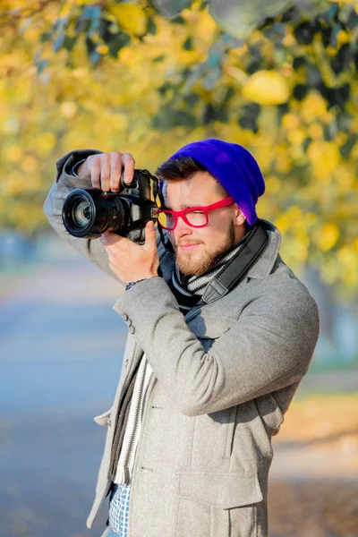 Homme Avec Caméra Lunettes Avec Chapeau Dans Allée Saison Automne — Photo