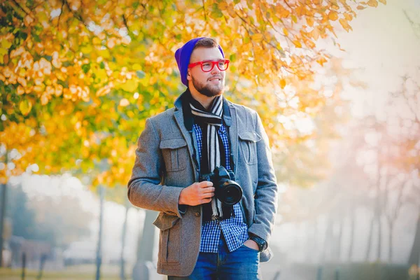 Man Met Camera Glazen Met Hoed Herfst Seizoen Steegje — Stockfoto