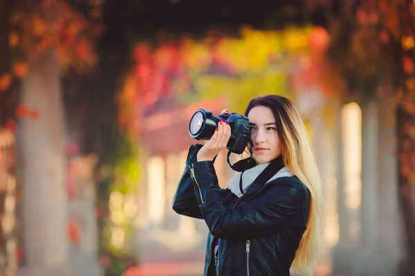 Chica Joven Con Cámara Callejón Uvas Rojas Tiempo Temporada Otoño —  Fotos de Stock