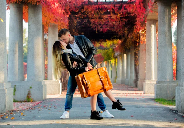 Pareja Joven Con Maleta Callejón Durante Temporada Otoño — Foto de Stock