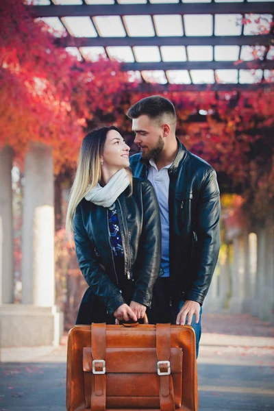 Jong Koppel Met Koffer Alley Herfst Seizoen Tijd — Stockfoto