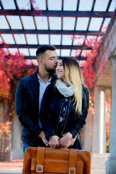 Jong Koppel Met Koffer Alley Herfst Seizoen Tijd — Stockfoto