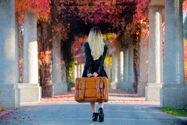 Junges Mädchen Mit Koffer Roter Traubenallee Herbstzeit — Stockfoto