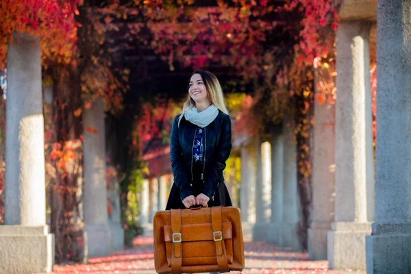 Chica Joven Con Maleta Callejón Uvas Rojas Tiempo Temporada Otoño —  Fotos de Stock