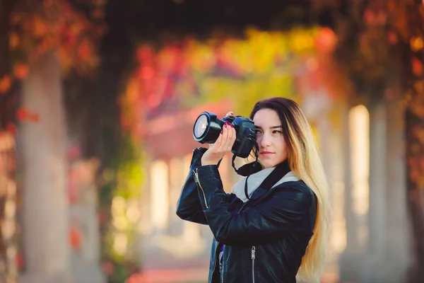 赤ブドウの路地でカメラを持つ少女 秋シーズンの時間 — ストック写真