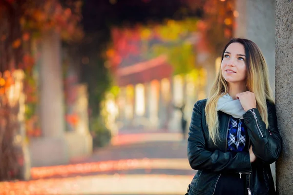 Young Girl Jacket Column Red Grapes Alley Autumn Season Time — Stock Photo, Image