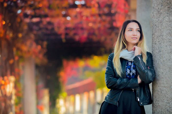 Kırmızı Üzüm Sokakta Column Yakınındaki Ceketli Genç Kız Sonbahar Sezonu — Stok fotoğraf