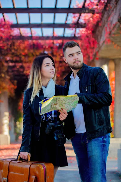 Young Man Girl Help Navigation City Tourist Autumn Season Time — Stock Photo, Image