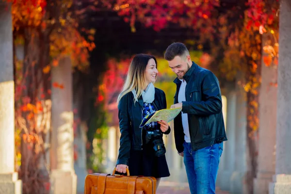 Young Man Girl Help Navigation City Tourist Autumn Season Time — Stock Photo, Image