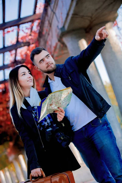 若い男と女は 市内観光のためのナビゲーションを支援します 秋シーズンの時間 — ストック写真