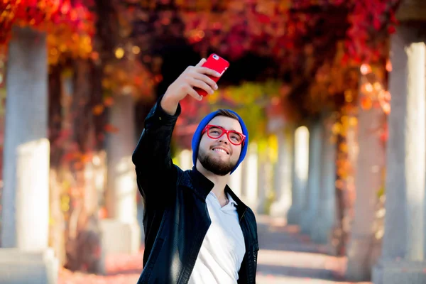 Молодой Белый Парень Использует Камеру Мобильного Телефона Селфи Парке Жёлтыми — стоковое фото