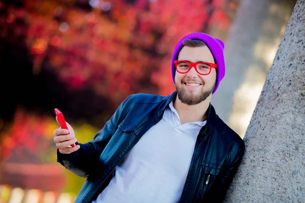 Joven Chico Blanco Usando Teléfono Móvil Parque Con Árboles Amarillos — Foto de Stock