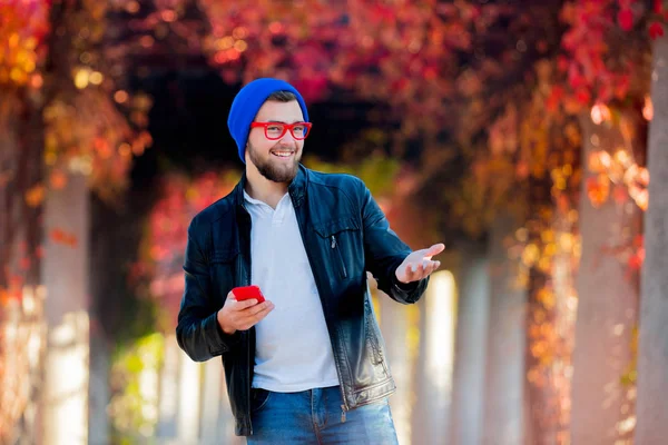 Giovane Ragazzo Bianco Che Usa Telefono Cellulare Parco Con Alberi — Foto Stock