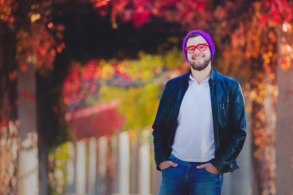 Jeune Homme Blanc Lunettes Chapeau Dans Parc Avec Des Arbres — Photo