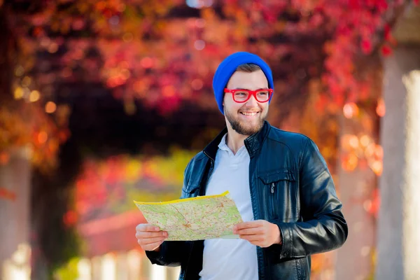 Giovane Ragazzo Bianco Occhiali Cappello Con Mappa Parco Mostra Segno — Foto Stock