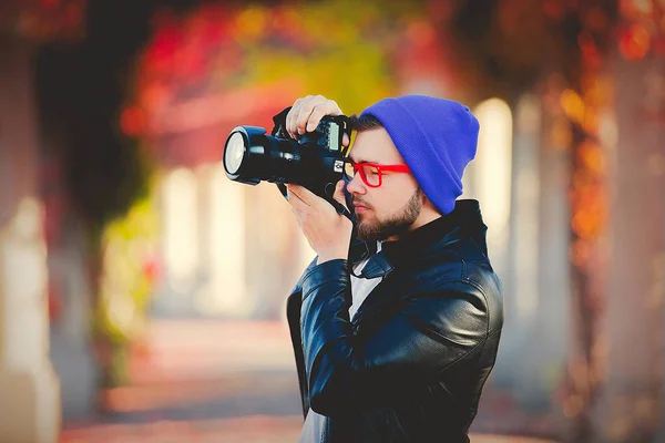 Ein Junger Weißer Mann Mit Brille Und Hut Dreht Mit — Stockfoto