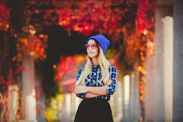 Молодая Белая Девушка Красных Очках Рубашка Красном Виноградном Переулке Осенний — стоковое фото