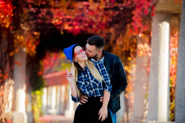 Casal Estilo Jovem Posando Beco Uvas Hora Época Outono — Fotografia de Stock