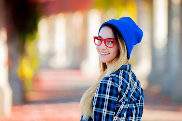 Unga Vita Stil Flicka Röda Glasögon Och Skjorta Röda Druvor — Stockfoto