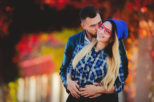 Casal Estilo Jovem Posando Beco Uvas Hora Época Outono — Fotografia de Stock