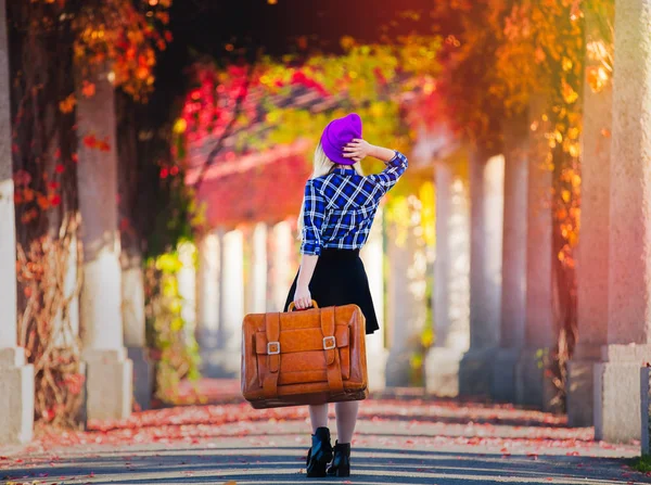 Joven Chica Blanca Sombrero Camisa Con Maleta Callejón Uva Roja — Foto de Stock