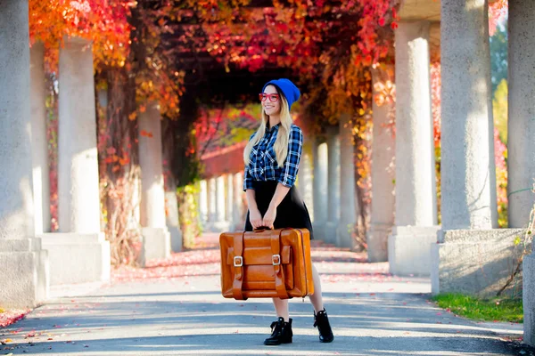 Joven Chica Blanca Sombrero Camisa Con Maleta Callejón Uva Roja — Foto de Stock