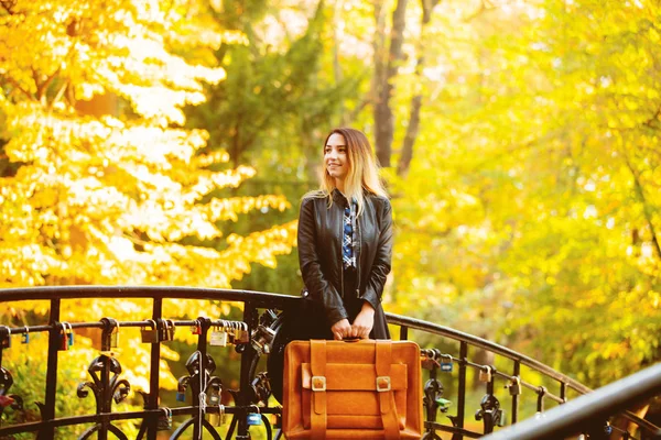 Young White Girl Suitcase Park Yellow Trees Background Autumn Season — Stock Photo, Image