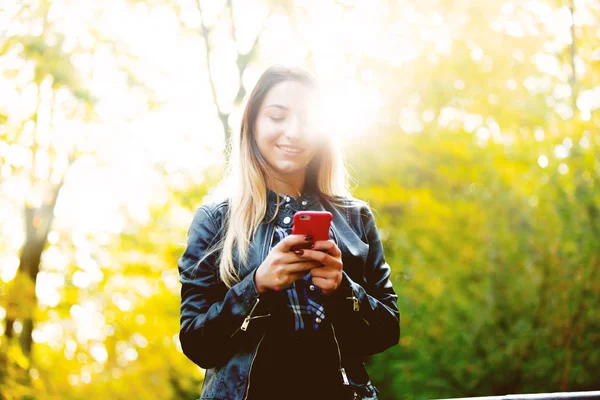 Mladá Bílá Dívka Parku Žluté Stromy Pozadí Pomocí Mobilního Telefonu — Stock fotografie