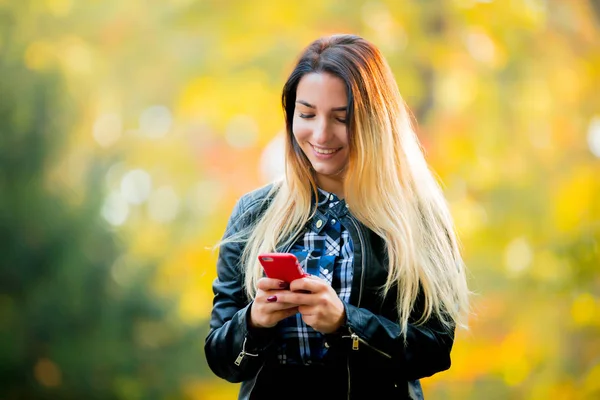 Mladá Bílá Dívka Parku Žluté Stromy Pozadí Pomocí Mobilního Telefonu — Stock fotografie