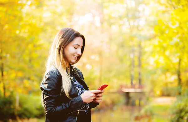 Menina Branca Nova Usando Telefone Celular Parque Com Árvores Amarelas — Fotografia de Stock