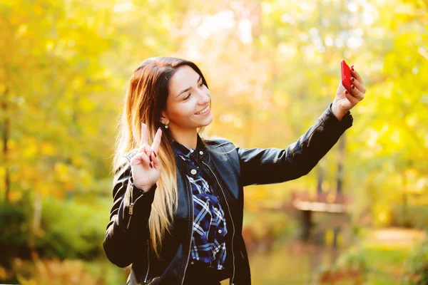 Giovane Ragazza Bianca Che Utilizza Una Fotocamera Del Telefono Cellulare — Foto Stock