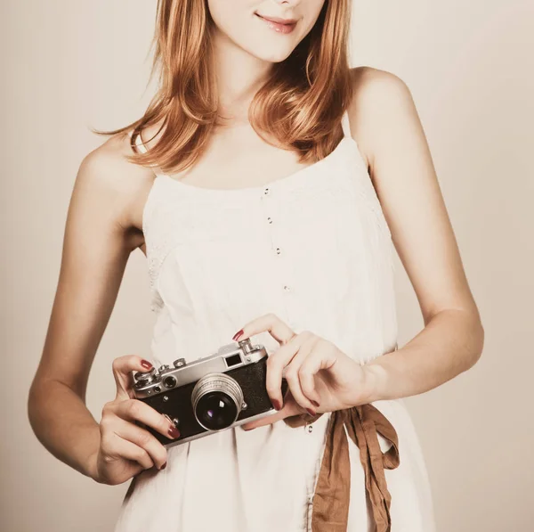 A gazdaság egy klasszikus fényképezőgép fehér ruha lány — Stock Fotó
