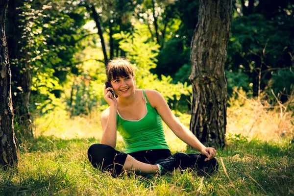 Fiatal gyönyörű lány csinál a fizikai gyakorlatok, a parkban. — Stock Fotó