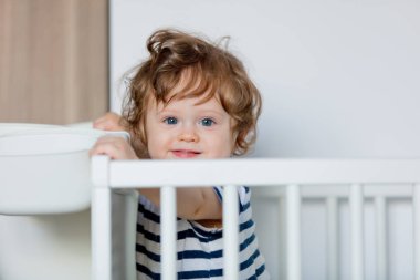 evde yatakta küçük yürümeye başlayan çocuk portresi