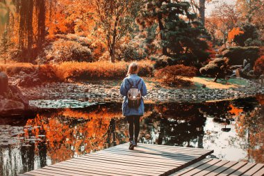 Wroclaw, Polonya şehir bahçe havuz kıyısında genç ayakta.
