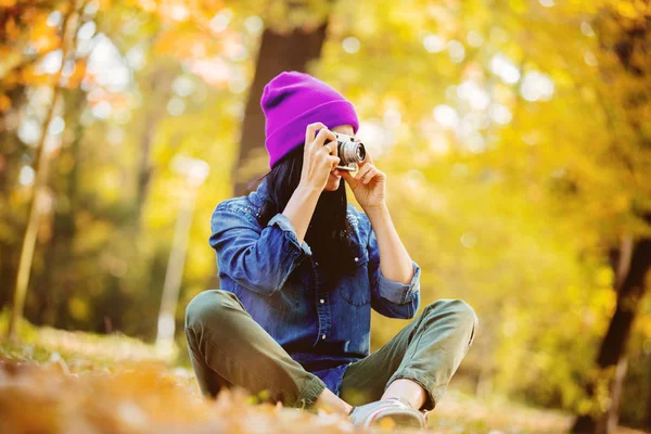 Jonge Vrouw Violet Hoed Foto Maken Met Professionele Camera Herfst — Stockfoto