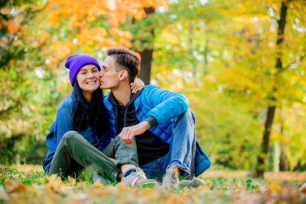 Молодая Пара Сидящая Земле Целующаяся Осеннем Парке — стоковое фото