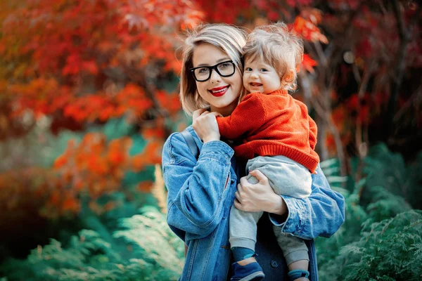 Молодая Мама Маленьким Мальчиком Парке Время Осени — стоковое фото