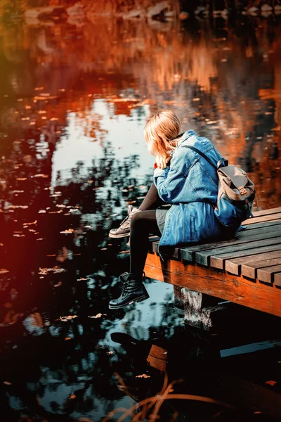 Junge Frau Sitzt Ufer Des Teiches Stadtgarten Wroclaw Polen — Stockfoto