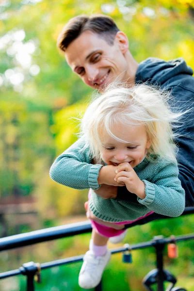 Vader Met Plezier Met Dochter Park Herfst Seizoen Tijd — Stockfoto