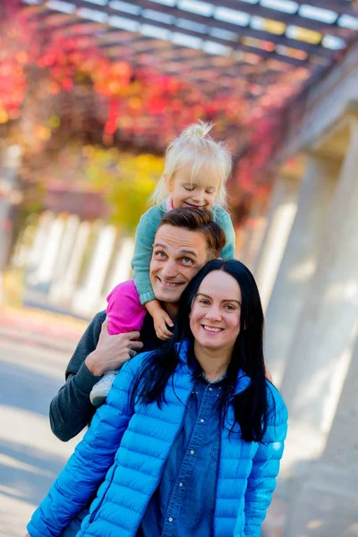 Χαρούμενος Νεαρός Λευκή Οικογένεια Πατέρας Μητέρα Και Κόρη Στο Πάρκο — Φωτογραφία Αρχείου